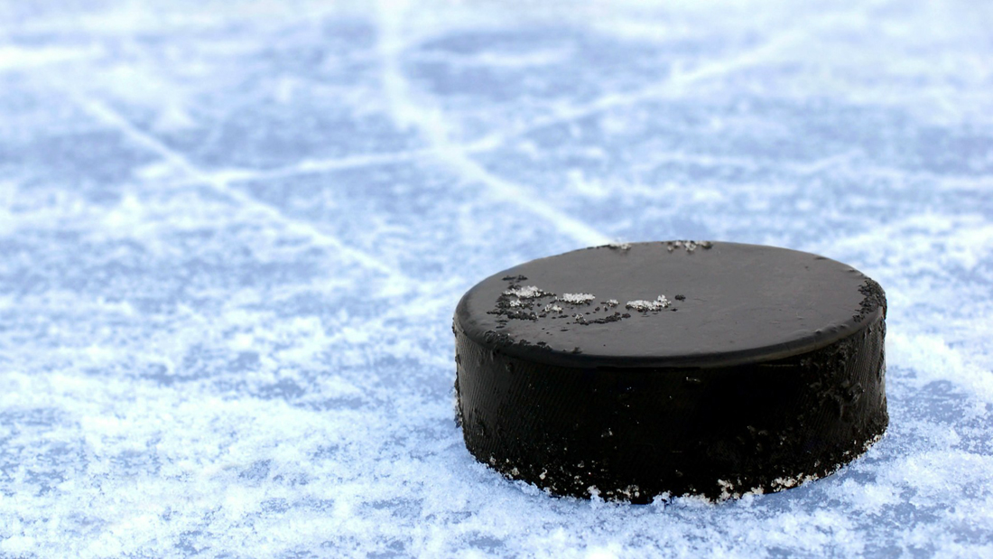 хоккейная шайба на льду