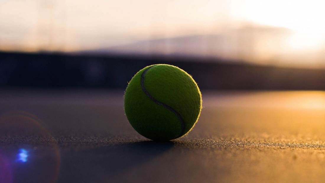теннисный мяч на корте